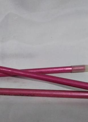 Олівець для губ (рожевого кольору).