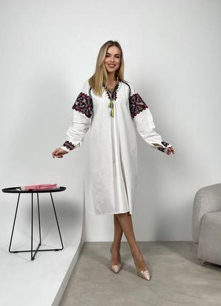 Ошатне біле плаття-вишиванка до колін із пишним довгим рукавом