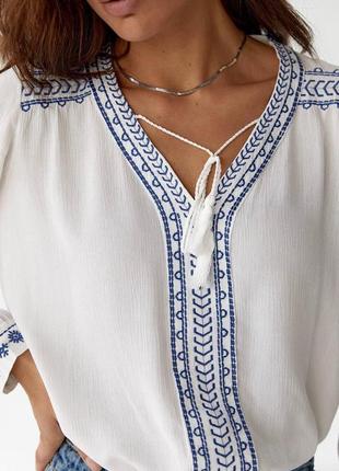 Блуза-вишиванка з мінімальним блакитним орнаментом
