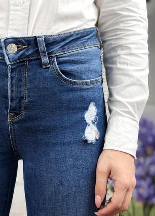 Укороченные синие джинсы скини с вышивкой9 фото