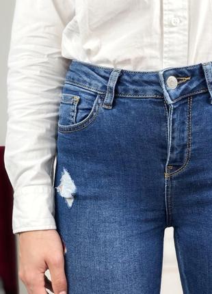 Укороченные синие джинсы скини с вышивкой8 фото