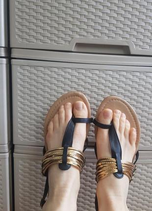 Новые сандали черные вьетнамки золотистые босоножки без каблука plato 407 фото