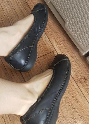 Чорні шкіряні балетки м'яті туфлі на низьких підборах clarks 5.53 фото