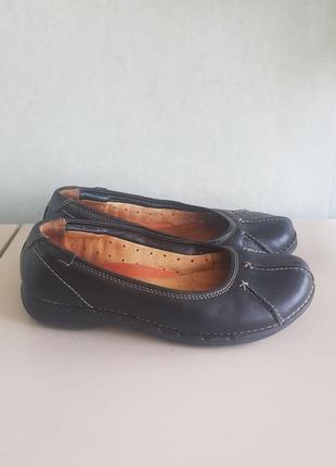 Чорні шкіряні балетки м'яті туфлі на низьких підборах clarks 5.55 фото