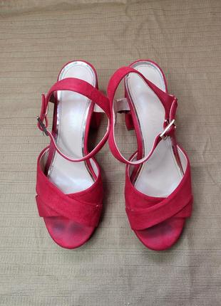 Красные босоножки на каблуке6 фото