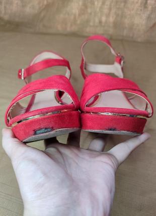 Красные босоножки на каблуке5 фото