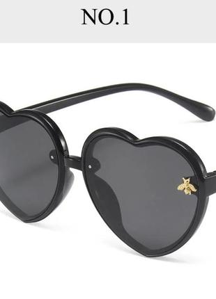 Стильні дитячі сонцезахисні окуляри у формі серця чорний (111/2)4 фото