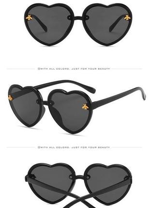 Стильні дитячі сонцезахисні окуляри у формі серця чорний (111/2)5 фото