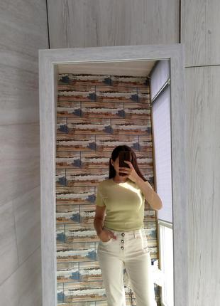 Футболка желто-салатового цвета.