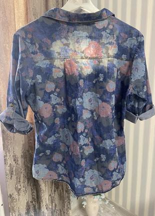 Джинсовая рубашка в цветочном принте3 фото