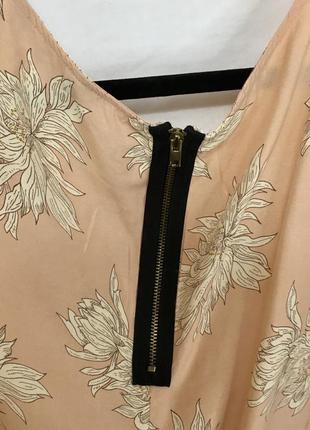 Блідо-рожева подовжена блуза в квітковий принт з баскою5 фото