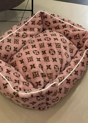 Брендовая плюшевая лежанка для собак и кошек розового цвета из искусственного меха луи виттон