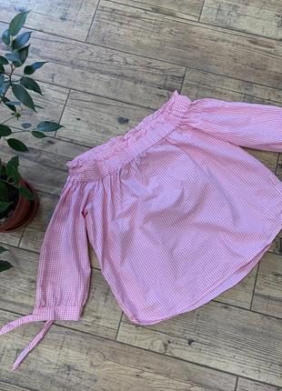 Клетчатая розовая блуза с открытыми плечами