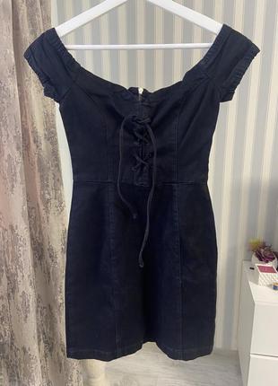 Черное джинсовое мини платье со шнуровкой1 фото