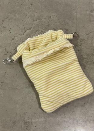 Сумка плюшевая с карабинами для крепления на одежду под пакеты и лакомства для выгула собак, желтая