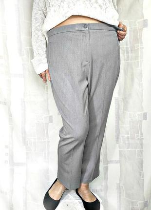 Серые зауженные брюки на невысокий рост с карманами на молниях3 фото