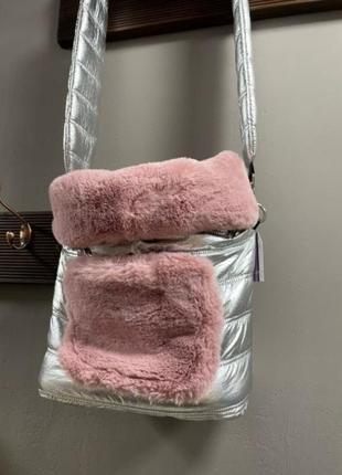 Сумка-переноска для собак на плечо maralis зимняя, с наружным карманом, серебрянная с розовым мехом3 фото