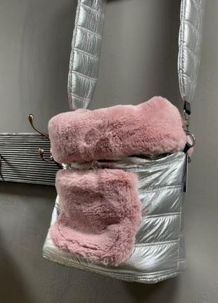 Сумка-переноска для собак на плечо maralis зимняя, с наружным карманом, серебрянная с розовым мехом4 фото
