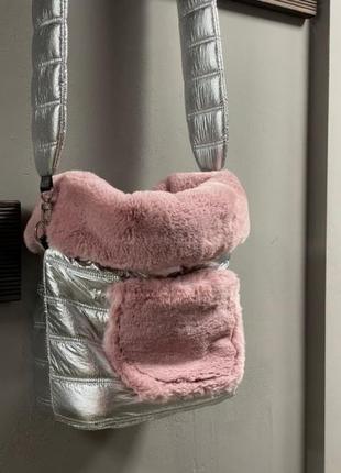Сумка-переноска для собак на плечо maralis зимняя, с наружным карманом, серебрянная с розовым мехом1 фото