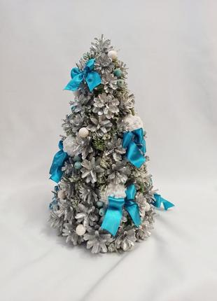Новогодняя декоративная композиция из натуральных серебристых шишек 25х50 см