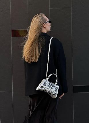 Сумочка кожаная balenciaga hourglass small handbag graffiti in white10 фото