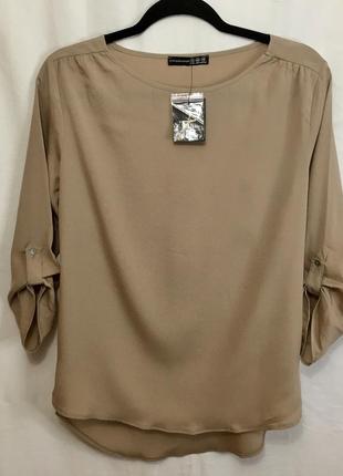 Новая светло-кофейная блуза с подвернутыми рукавами и разрезами по бокам1 фото