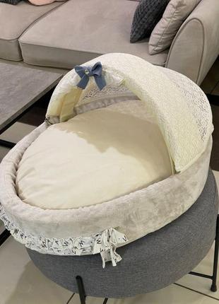 Лежанка-люлька для собак boris house baby bassinet з плюшевим матрацом і копюшоном бежевого кольору1 фото