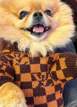 Брендовий светр для собак lv у дрібні квадратики з літерами lv, коричневий4 фото