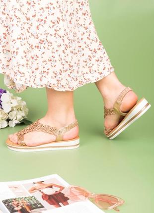 Стильные золотые золотистые босоножки сандалии низкий ход без каблука