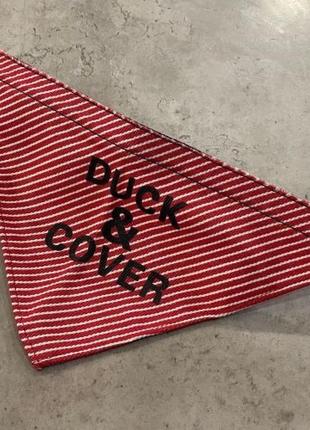 Ошейник-бандана для собак с нейлоновой затежкой, с надписью duck&cover, красного цвета