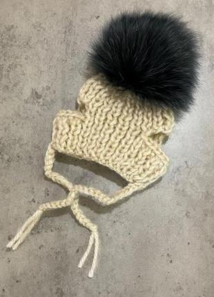 Шапка для собак ручної в'язки з натуральним бубоном безжевий
