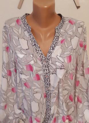 Ніжна віскозна блуза в сіро-рожевий принт2 фото