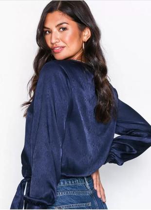 Жаккардовая элегантная трендовая синяя блуза на запах, от nelly com3 фото