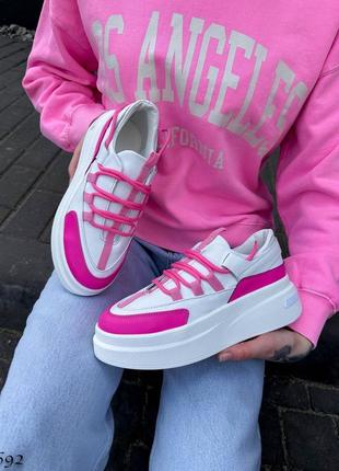 Натуральні шкіряні білі кеди - кросівки з рожевими вставками на високій підошві