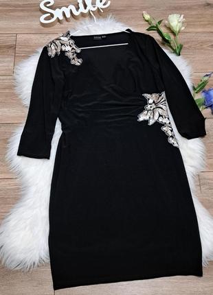 Чорне коротке плаття декороване
