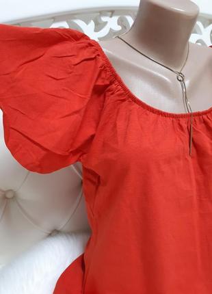 Червона блуза на плечі2 фото