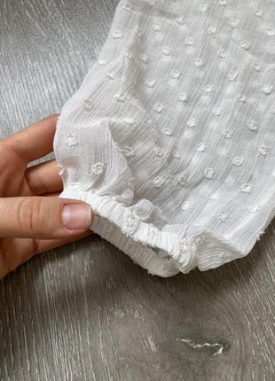 Белая полупрозрачная блуза tally weijl женская с рюшами нежная легкая в капочку из фактурной ткани6 фото