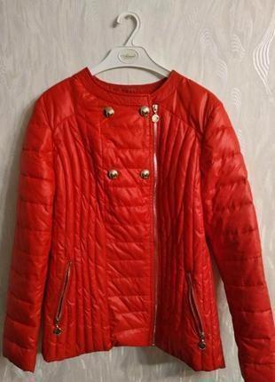 Червона демі куртка з золотистою фурнітурою1 фото