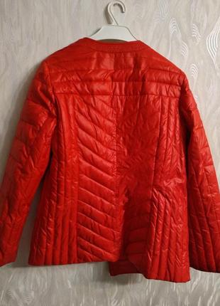 Червона демі куртка з золотистою фурнітурою4 фото