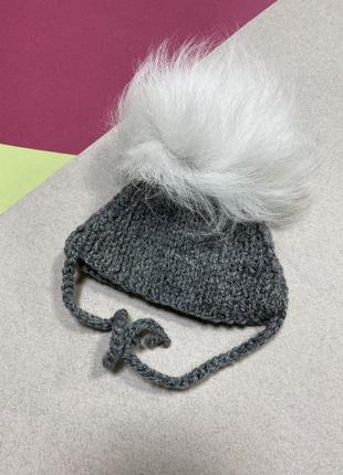 Шапка для собак ручної в'язки з натуральним білим бубоном сірий