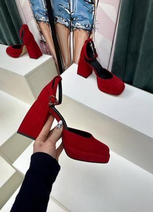 Красные замшевые босоножки на удобном массивном каблуке3 фото