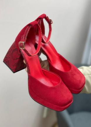 Красные замшевые босоножки на удобном массивном каблуке9 фото