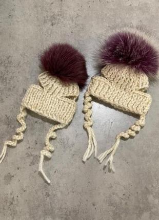 Шапка для собак ручної в'язки з натуральним фіолетовим бубоном безжевий