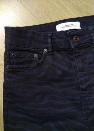 Zara  чёрно-серые узкие джинсы с высокой талией и рваным низом/слим/скинни/принт зебра/мом5 фото