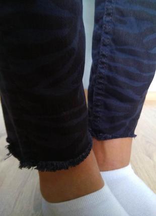 Zara  чёрно-серые узкие джинсы с высокой талией и рваным низом/слим/скинни/принт зебра/мом6 фото