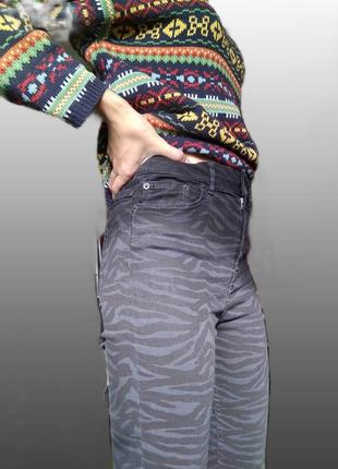 Zara  чёрно-серые узкие джинсы с высокой талией и рваным низом/слим/скинни/принт зебра/мом3 фото