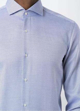 Фактурная голубая  повседневная рубашка  от фирмы hugo boss из новых коллекций