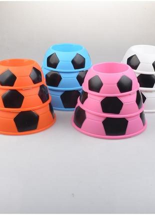 Миска пластикова для собак multibrand "футбольний м'яч" різнобарвна 14*21,5*7,5см1 фото