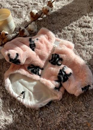 Брендовая шуба для собак celine на змейке без капюшона с шелковой подкладкой , розовая2 фото
