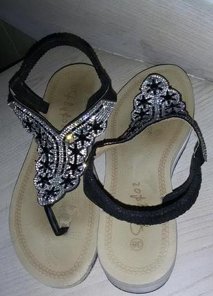 Flyfor-симпатичні босоніжки 38 розмір (24,7 см)